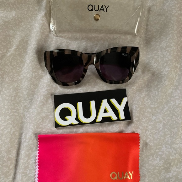 QUAY After Hours Bevel Sunglasses Zebra Stripe Frame Smoke Lenses Luxe Line - Picture 3 of 3